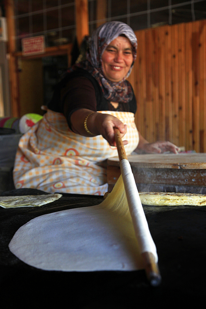 A local woman making Gozleme, a traditional Anatolian dish, at a street stall near Geikbayiri, Anatolia, Turkey, Asia Minor, Eurasia