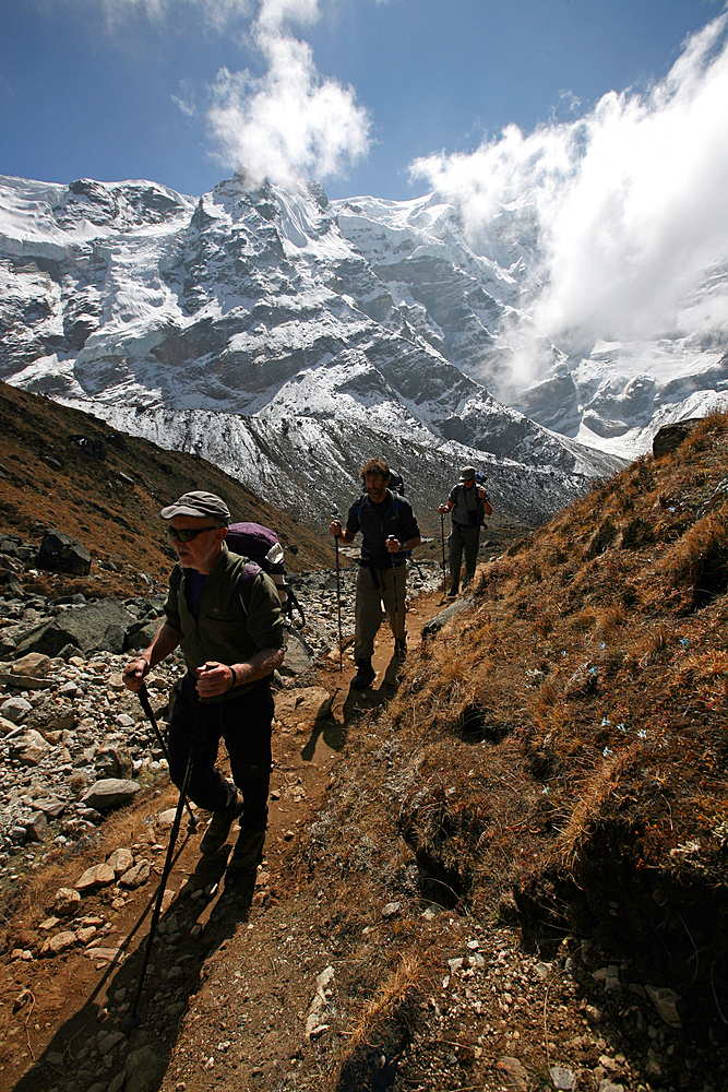 Trekkers at 5000 metres, high Khumbu, Himalayas, Nepal, Asia