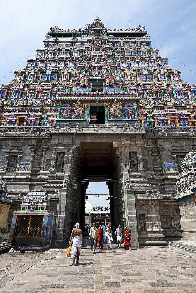 Pilgrims entering outer goparam of Thillai Nataraja Temple, dedicated to Nataraj, dancing form of Shiva, Chidambaram, Tamil Nadu, India, Asia