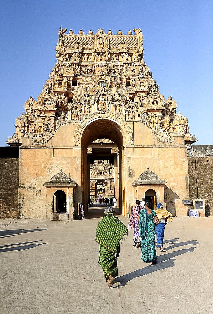 Outer carved stone entrance gate to 11th century Brihadisvara Cholan temple, UNESCO World Heritage Site, Thanjavur, Tamil Nadu, India, Asia