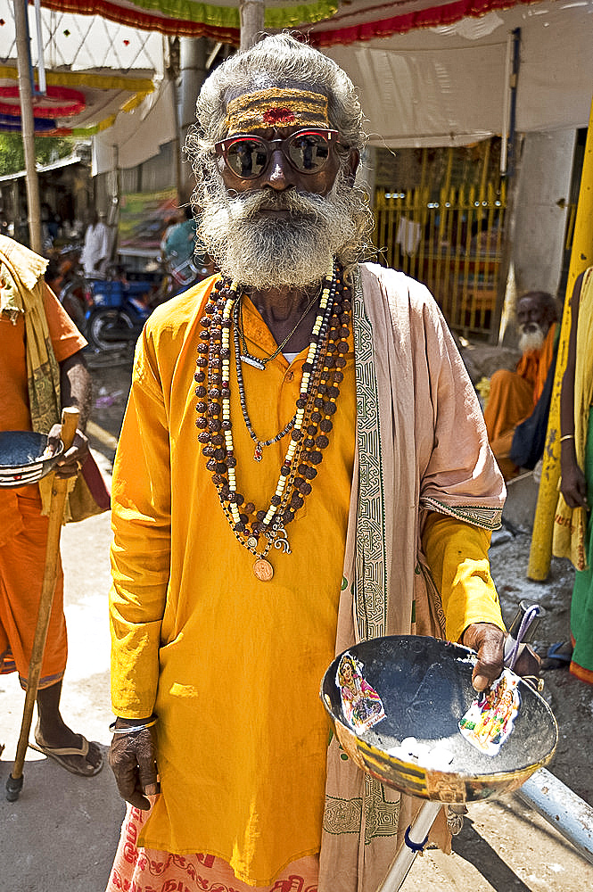 Saddhu, holy man, begging outside Shiva temple, Rameshwaram, Tamil Nadu, India, Asia