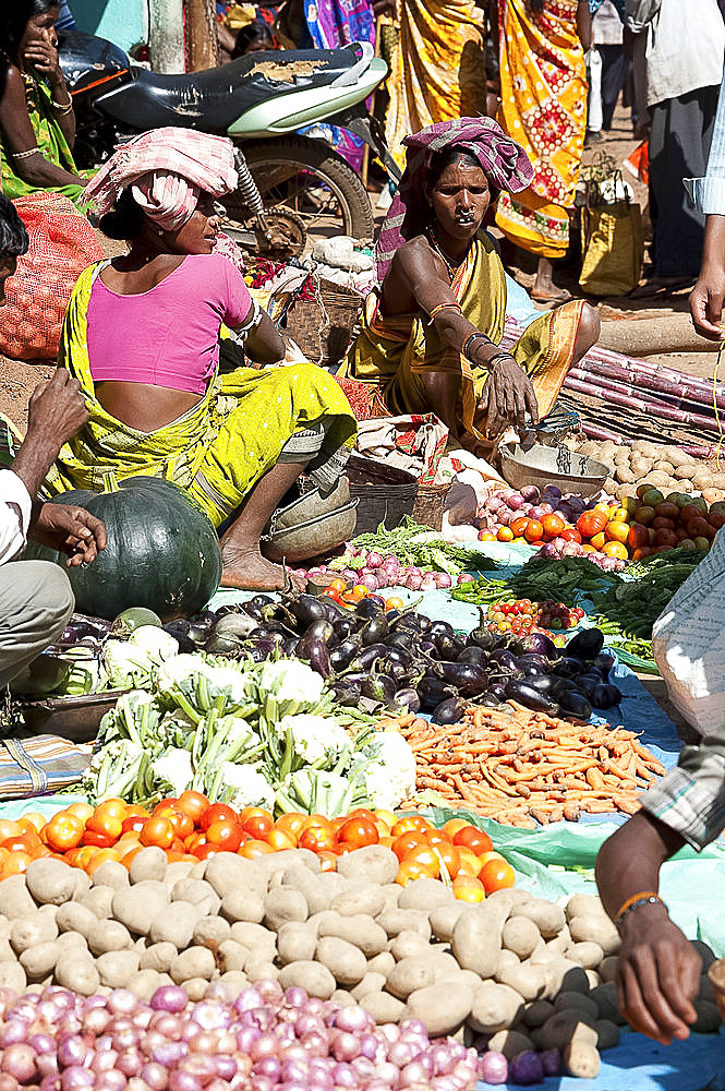 Mali tribeswomen selling vegetables at weekly market, Rayagader, Orissa, India, Asia