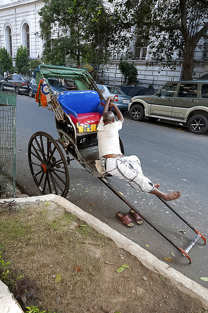 Rickshaw wallah resting, Kolkata, West Bengal, India, Asia