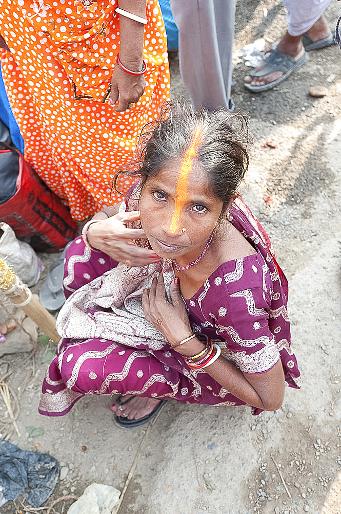 Rural Bihari woman with orange Vaishnavite teeka on her forehead, depicting the third eye, Sonepur, Bihar, India, Asia