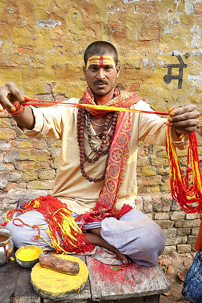 Pundit with Brahman sandalwood paste tilak on his forehead showing holy threads and coloured powder, Hariharnath temple, Sonepur, Bihar, India, Asia