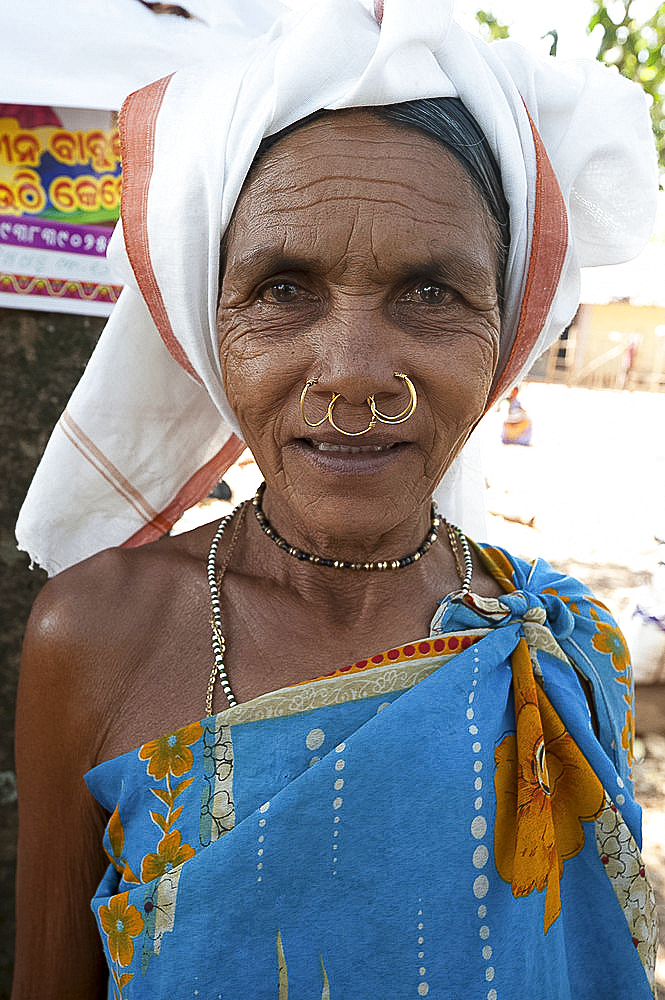 Mali tribeswoman with gold nose rings in Mali weekly tribal market, Guneipada, Koraput district, Orissa (Odisha), India, Asia