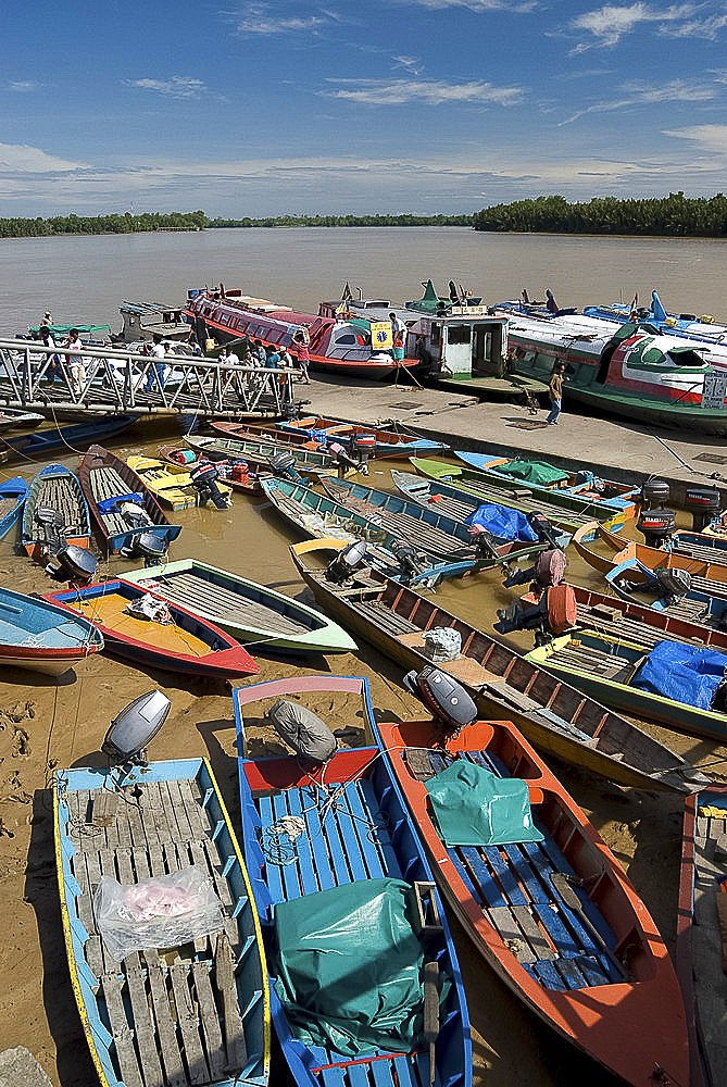 Colourful sampans and river boats on the Rejang River at Sarakei, Sarawak, Malaysian Borneo, Malaysia, Southeast Asia, Asia