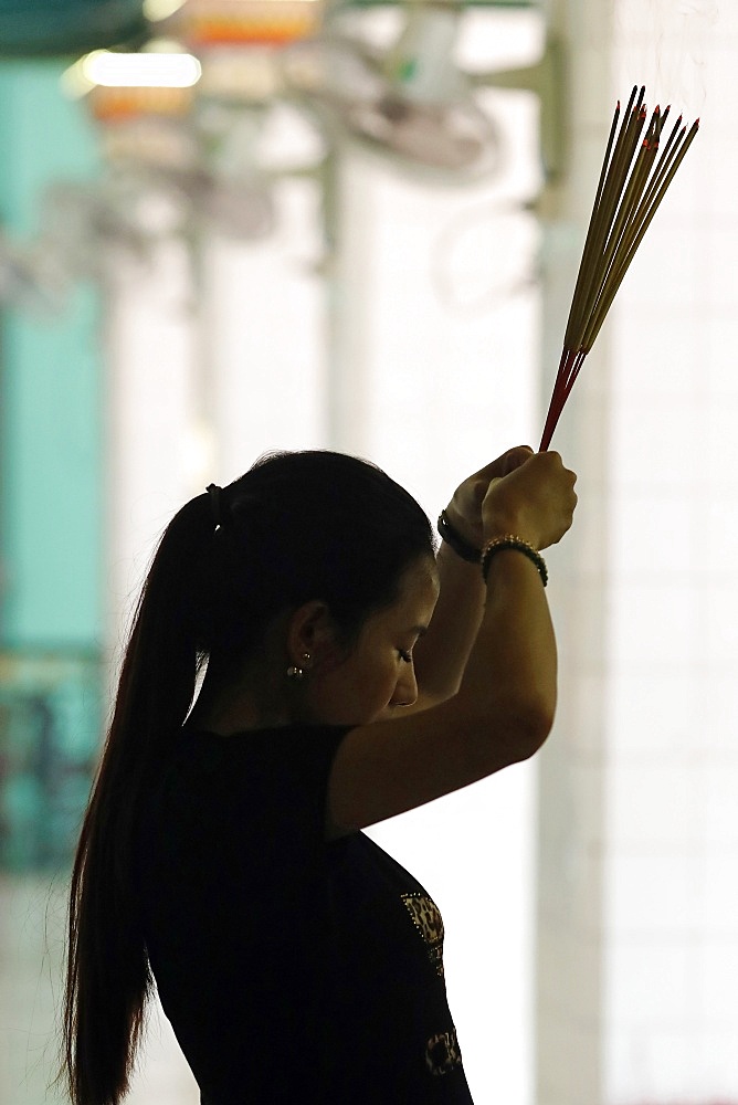 Hindu woman praying with incense sticks, Puja, Sri Thenday Yutthapani Temple, Ho Chi Minh City, Vietnam, Indochina, Southeast Asia, Asia