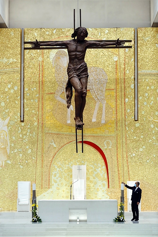 Statue of Jesus Christ crucified on a cross by Catherine Green, Basilica of the Holy Trinity, Fatima, Centro, Portugal, Europe