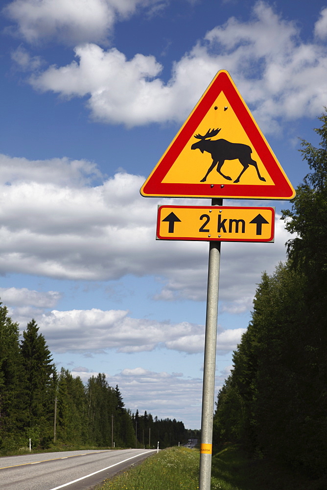 Road sign for elk crossing, Highway Number 14, Punkaharju Ridge, Savonlinna, Savonia, Finland, Scandinavia, Europe