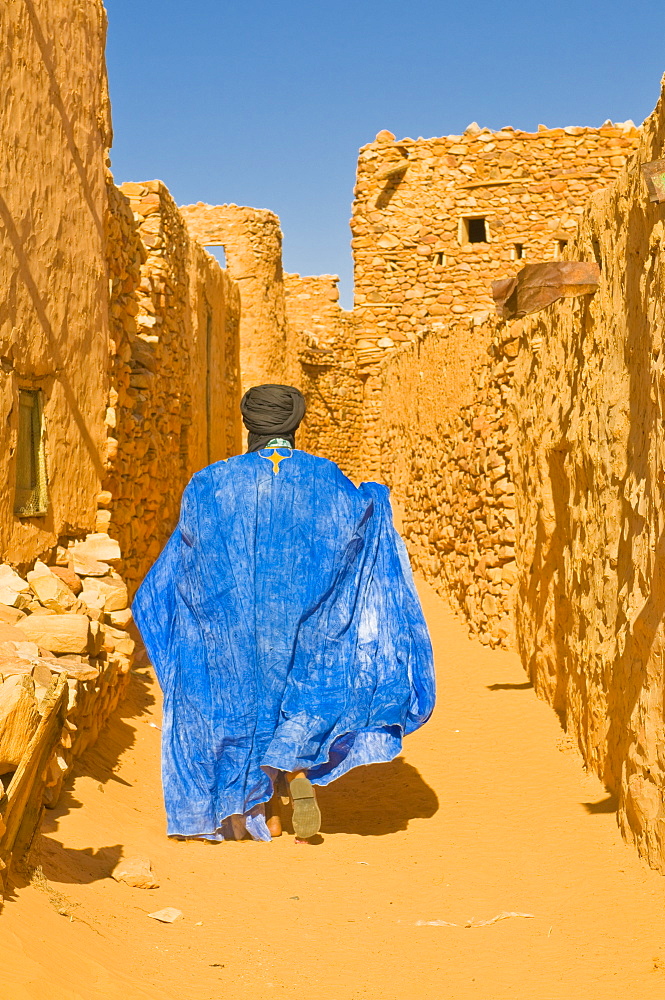 Man walking through the old town at the UNESCO World Heritage Site of Chinguetti, medieval trading centre in northern Mauritania, Africa