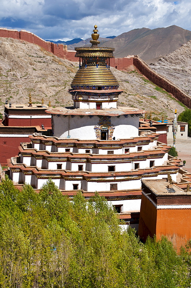 Magnificent tiered Kumbum, literally one hundred thousand images, of the Palcho Monastery, the largest chorten in Tibet, Gyantse, Tibet, China, Asia