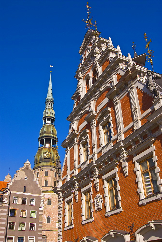 The House of the Blackheads and St. Peters church at the Latvian Riflemen Square (Latviesu strelnieku laukums), Riga, Latvia, Baltic States, Europe