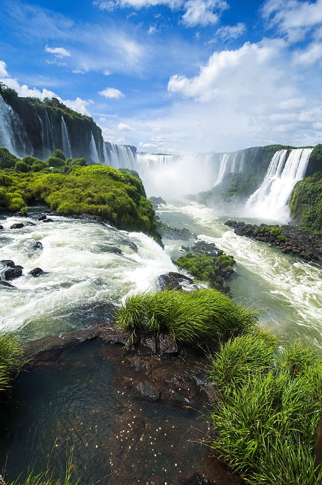 Foz de Iguazu (Iguacu Falls), the largest waterfalls in the world, Iguacu National Park, UNESCO World Heritage Site, Brazil, South America 