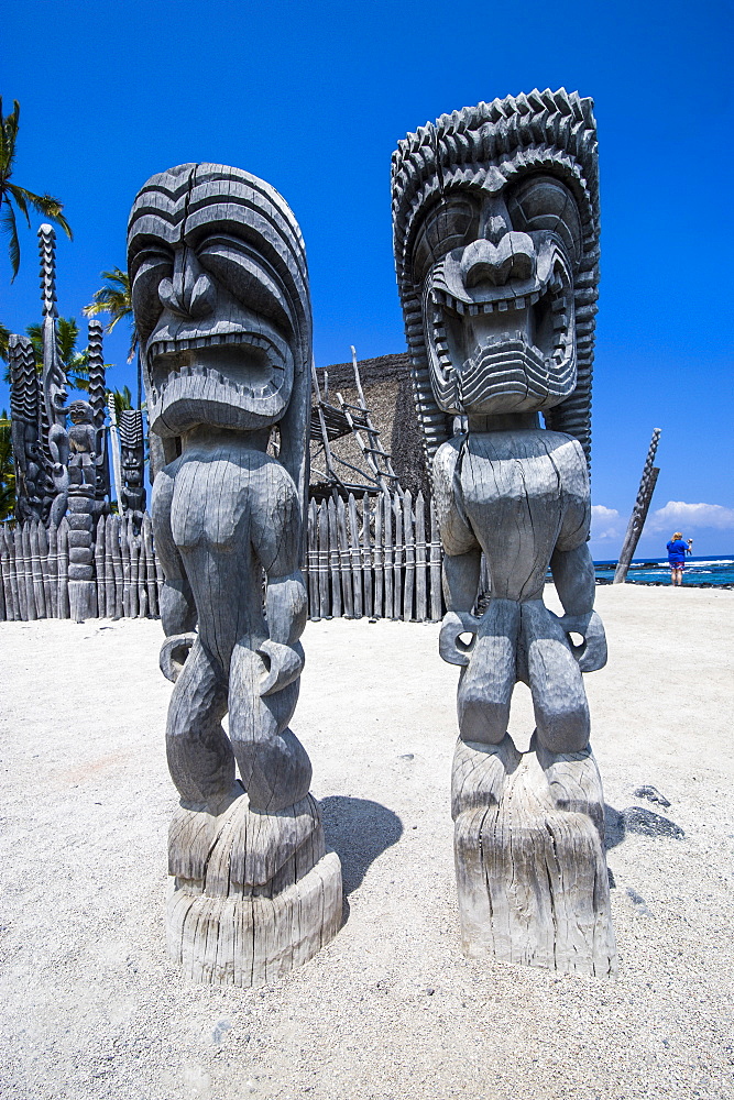 Wooden statues in Puuhonua o Honaunau National Historical Park, Big Island, Hawaii, United States of America, Pacific