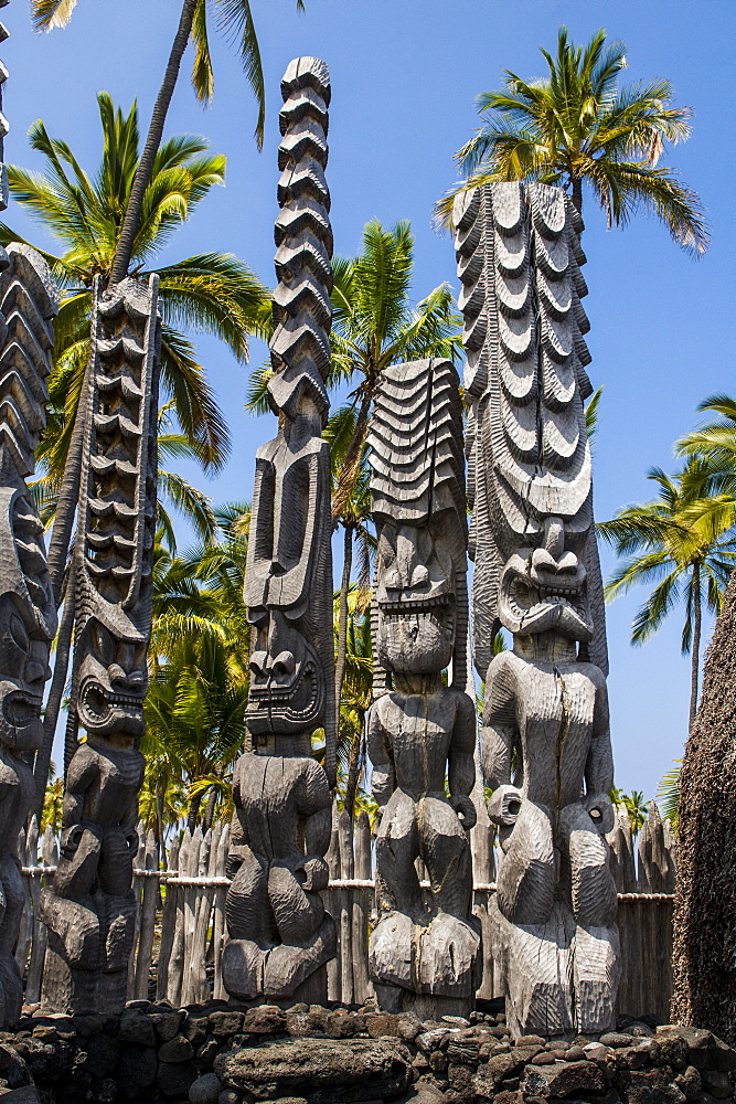 Wooden statues in the Puuhonua o Honaunau National Historical Park, Big Island, Hawaii, United States of America, Pacific