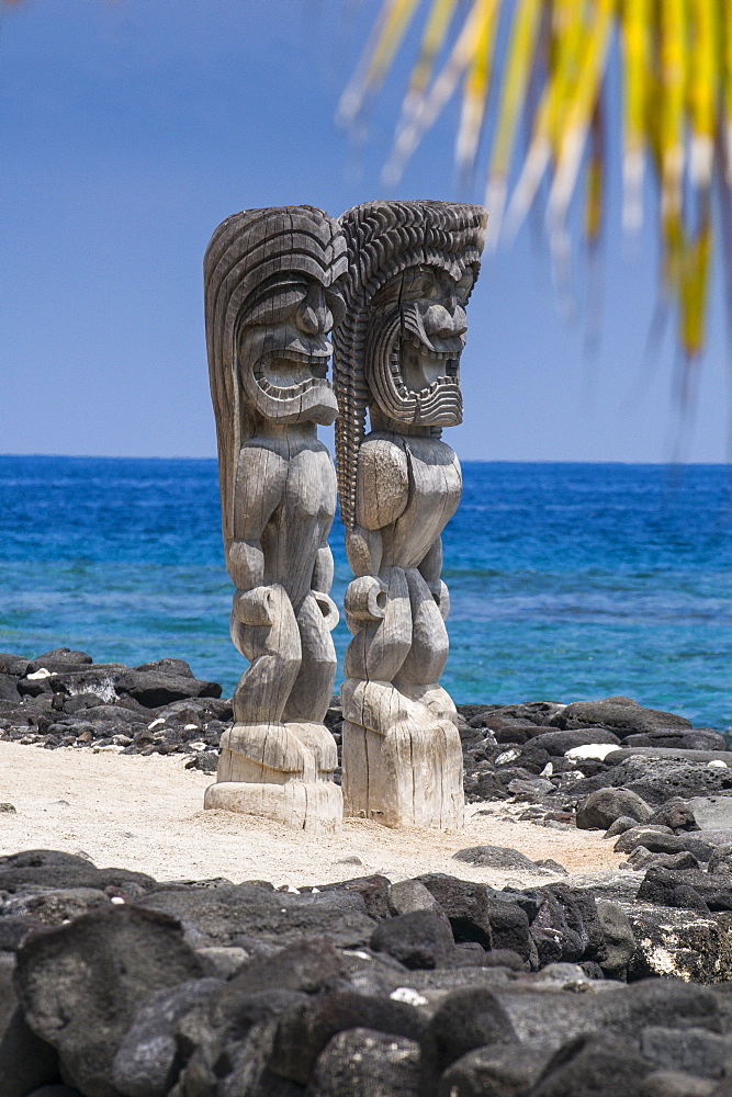 Wooden statues in the Puuhonua o Honaunau National Historical Park, Big Island, Hawaii, United States of America, Pacific