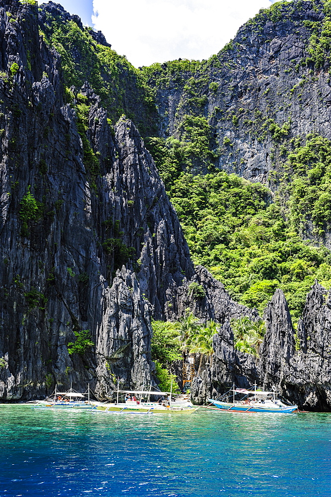 Outrigger boats in the crystal clear water in the Bacuit archipelago, Palawan, Philippines, Southeast Asia, Asia