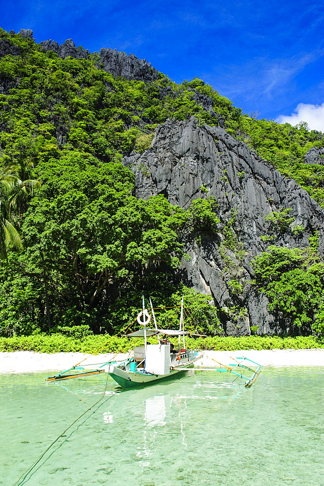 Outrigger boat in the crystal clear water in the Bacuit archipelago, Palawan, Philippines, Southeast Asia, Asia