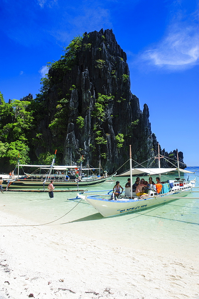 Outrigger boats on a sandy bay in  the Bacuit archipelago, Palawan, Philippines, Southeast Asia, Asia