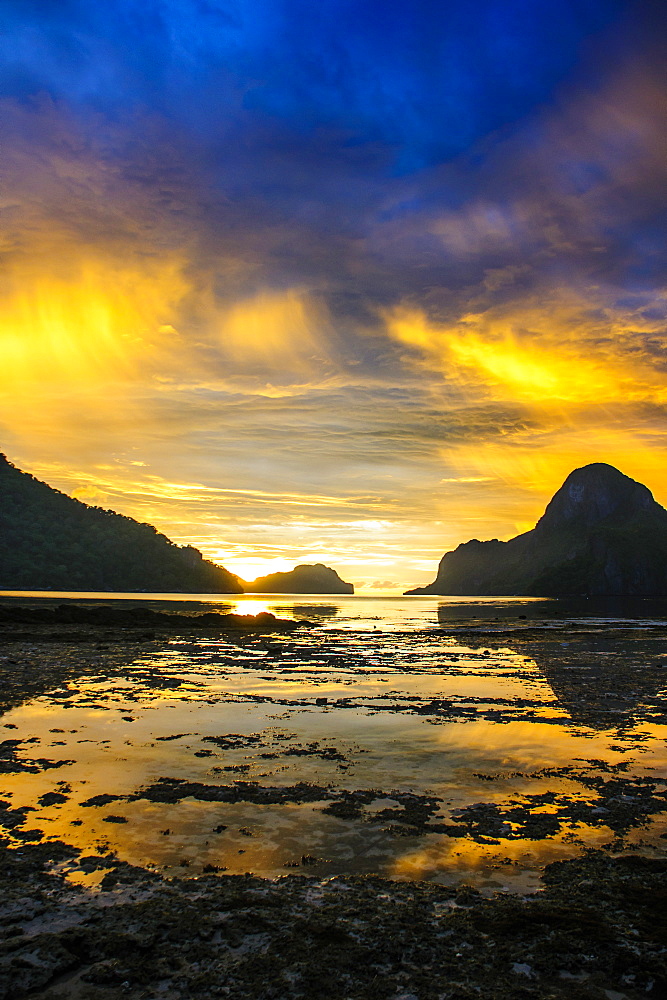 Dramatic sunset light over the bay of El Nido, Bacuit Archipelago, Palawan, Philippines, Southeast Asia, Asia