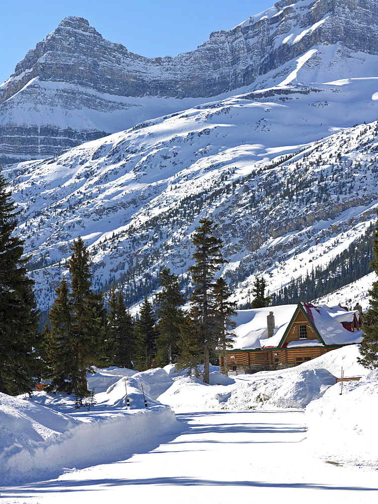 Simpson's Num-Ti-Jah Lodge in winter, Banff National Park, UNESCO World Heritage Site, Alberta, Rocky Mountains, Canada, North America