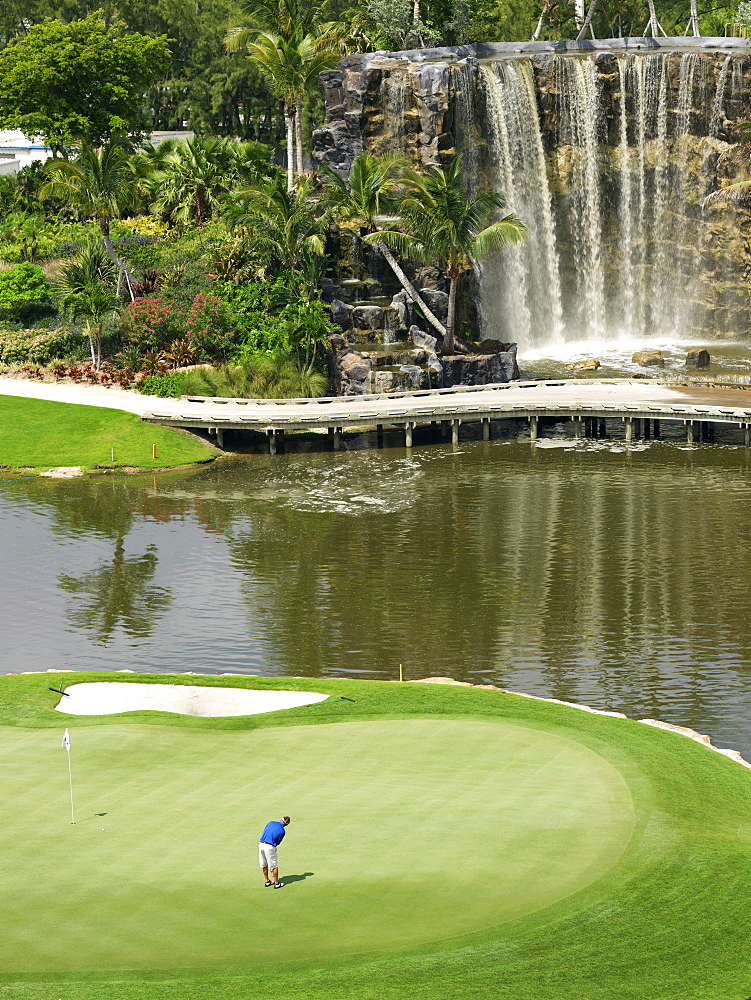 The 18th hole on golf course, Fairmont Turnberry Isle Resort and Club, Aventura, Florida, United States of America, North America