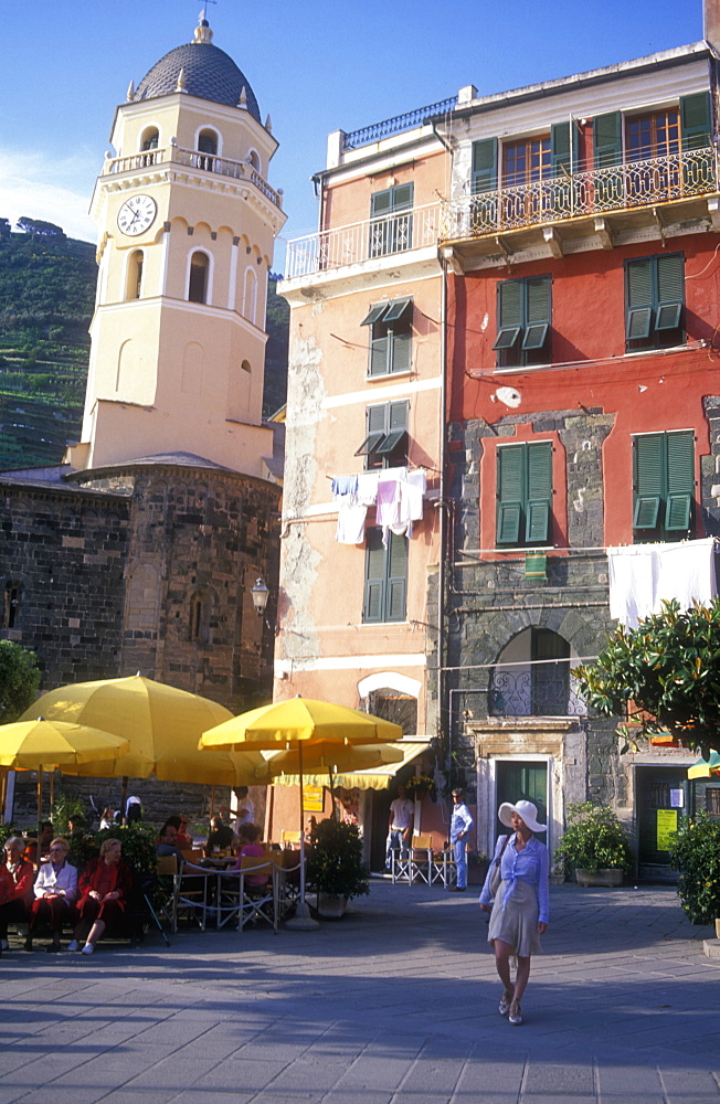 Woman tourist in the Piazza Gugliemo Marconi, Vernazza, Cinque Terre, UNESCO World Heritage Site, Liguria, Italy, Europe