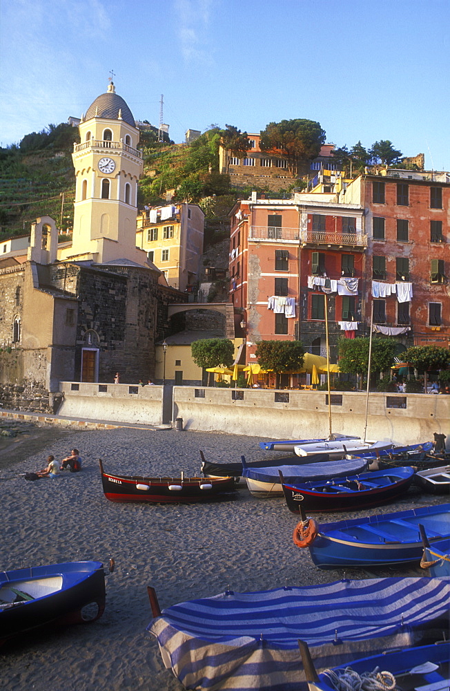 The beach with fishing boats, Vernazza, Cinque Terre, UNESCO World Heritage Site, Liguria, Italy, Europe