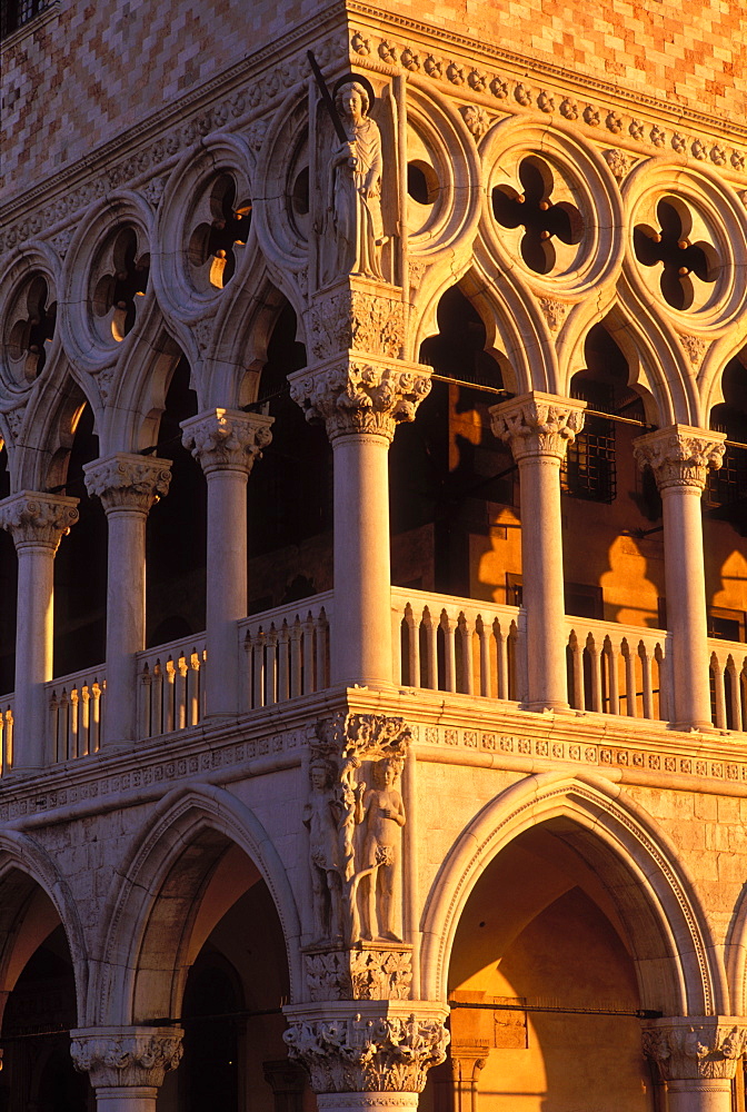 Detail of corner of palace with Adam and Eve, Doge's Palace, (Palazzo Ducale), Venice, UNESCO World Heritage Site, Veneto, Italy, Europe