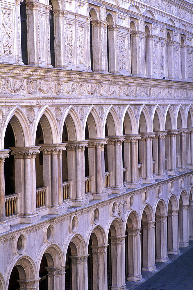 View of the courtyard, Doge's Palace, (Palazzo Ducale), Venice, UNESCO World Heritage Site, Veneto, Italy, Europe