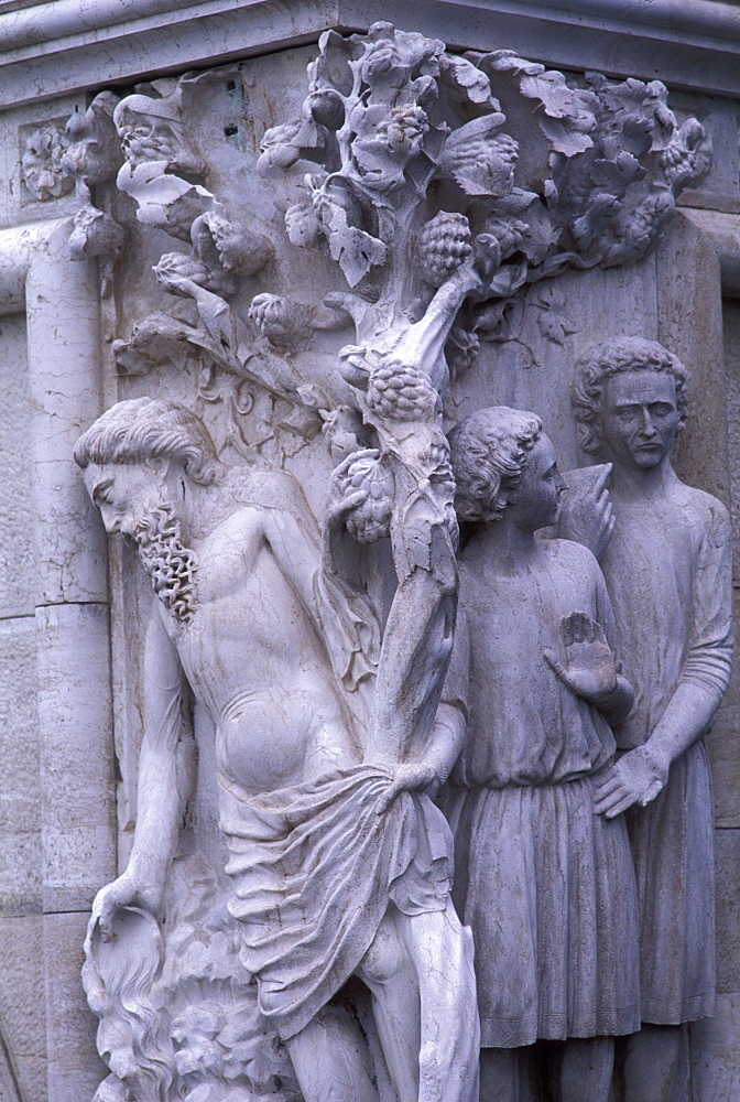 Drunkeness of Noah, a 15th century sculpture set on the corner of the palace, The Doge's Palace (Palazzo Ducale), Venice, UNESCO World Heritage Site, Veneto, Italy, Europe