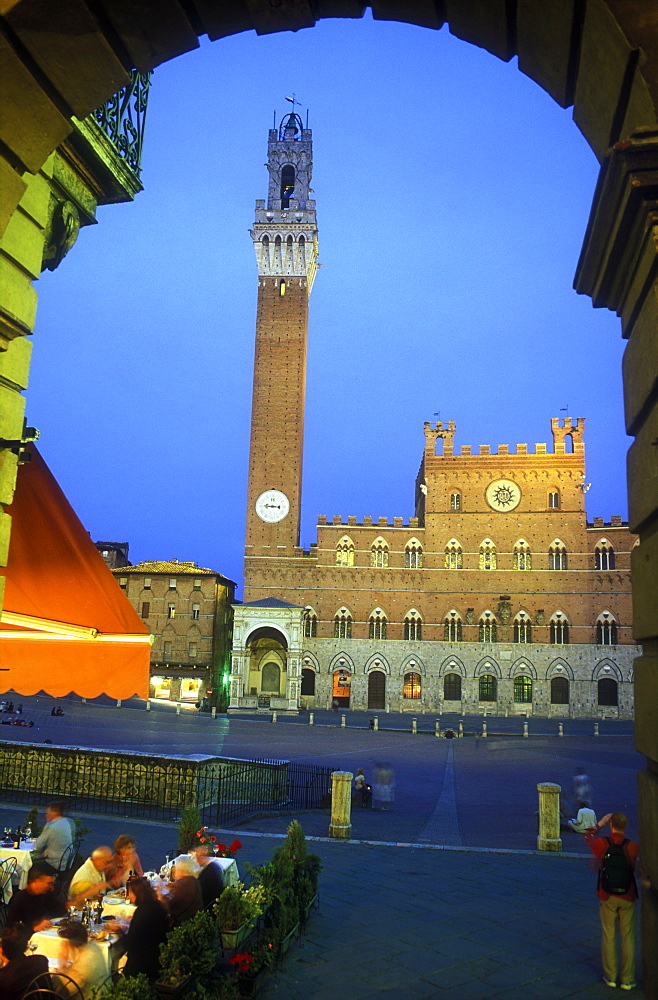 Palazzo Pubblico and Torre del Mangia at dusk with people at cafe in the Piazza del Campo, Siena, UNESCO World Heritage Site, Tuscany, Italy, Europe