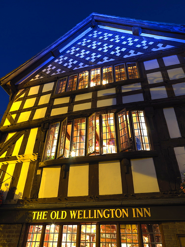 Old Wellington Inn dating from the early 1500s, Manchester, England, United Kingdom, Europe