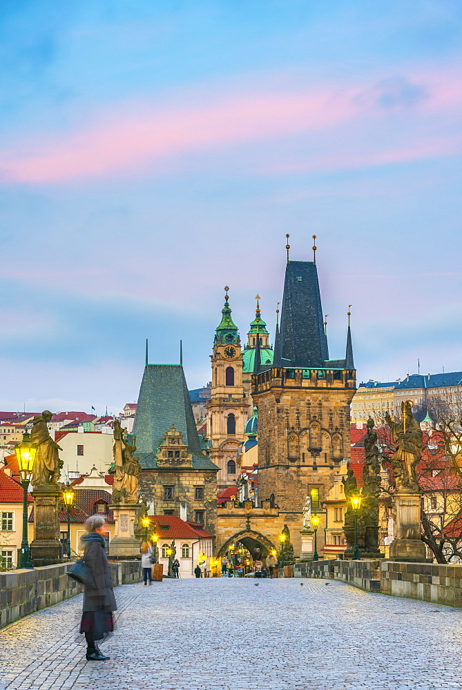 Charles Bridge (Karluv Most) over River Vltava, UNESCO World Heritage Site, Prague, Czech Republic, Europe