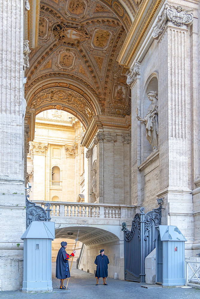 St. Peter's Square, St Peter's Basilica, member of the Pontifical Swiss Guard, The Vatican, Rome, Lazio, Italy, Europe