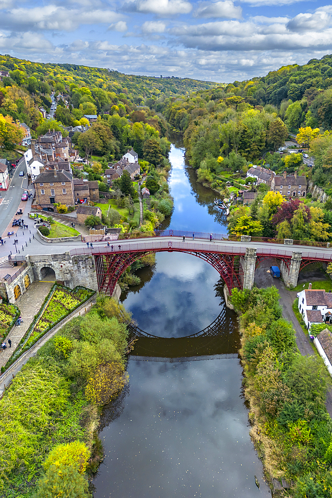 The Iron Bridge over the River Severn, Ironbridge Gorge, UNESCO World Heritage Site, Ironbridge, Telford, Shropshire, England, United Kingdom, Europe