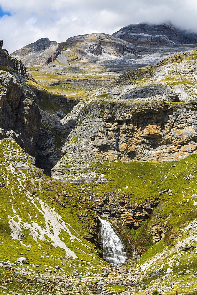 Cola de Caballo waterfall below Monte Perdido at the head of the Ordesa Valley, Ordesa National Park, Pyrenees, Aragon, Spain, Europe