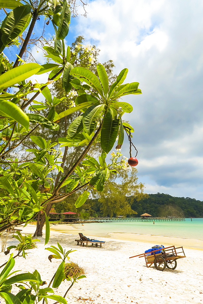 Beautiful white sand beach on this popular holiday island, Koh Rong Sanloem Island, Sihanoukville, Cambodia, Indochina, Southeast Asia, Asia