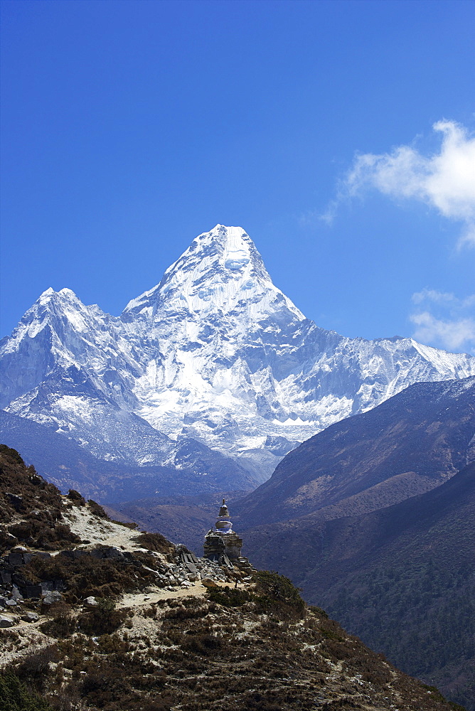 Buddhist stupa on trail with Ama Dablam behind, near Tengboche, Sagarmatha National Park, UNESCO World Heritage Site, Solukhumbu District, Nepal, Himalayas, Asia