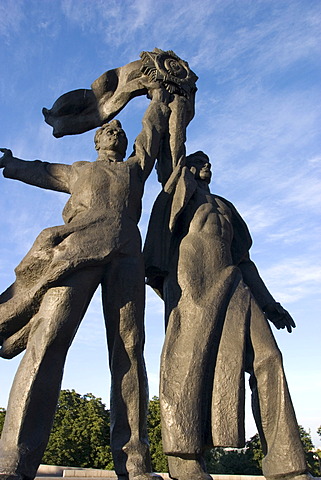 Ukraine Kiev Chrescatyj-Parc with figures of Russian and Ukraine working men monument with the binding of the Sowjet Order of the League of Nations friendship blue sky memorial with bronce 2004