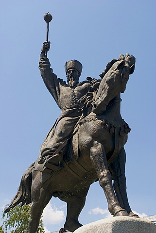 Ukraine Kiev district Podil Kontraktova Place oldest place of town statue of horsman HetÂ´man Petro K.Sahajdacnyj 1570-1622 blue sky 2004