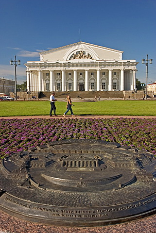 White Nights, GUS Russia St. Petersburg 300 years old Venice of the North the Stock Exchange now Museum for Marine designed by Thomas de Thomons and built in 1805 to 1816 Figures at the Roof of the Stock Exchange made by Stonedesigner Samson Suchanow show