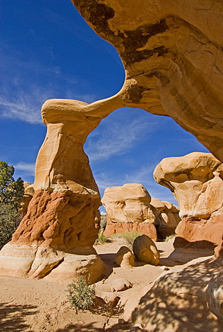 Metate Arch in Devils Garden Grand Staircase Â– Escalante Nationalmonument Utah USA