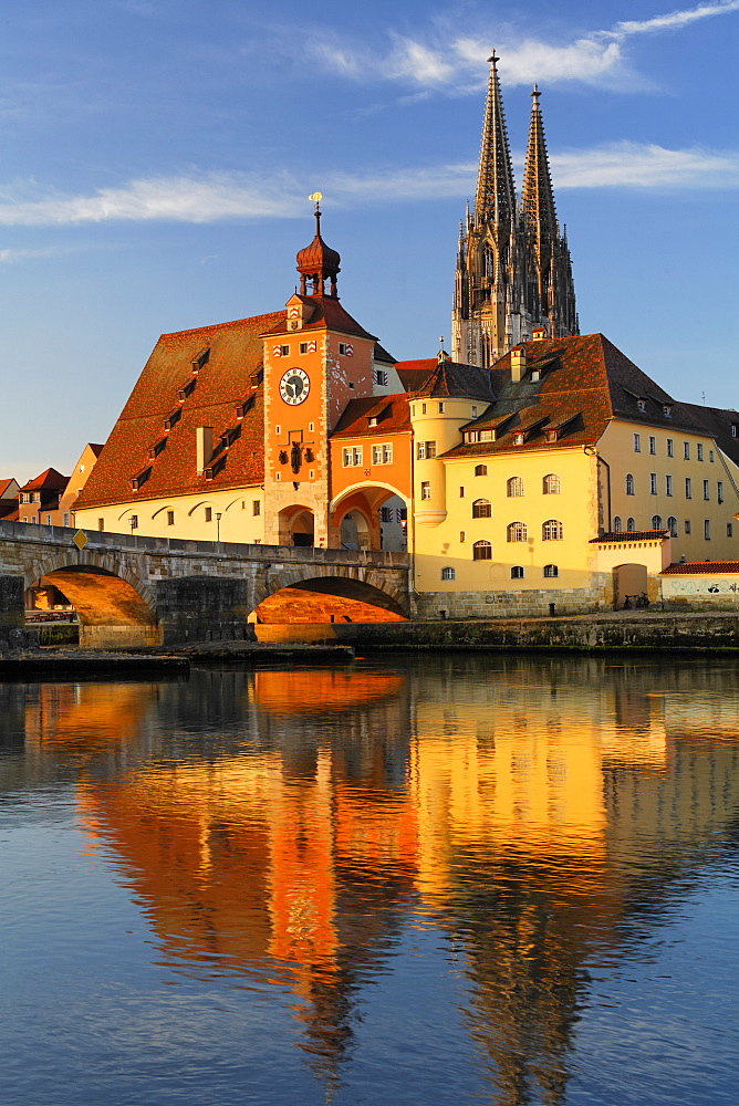 Regensburg, Stone Bridge, Bruecktor, cathedral, Danube, Upper Palatinate, Bavaria, Germany