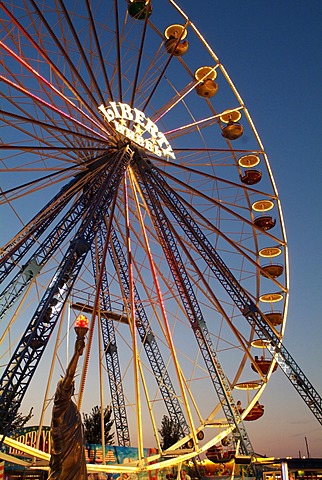 Parish fair in the evening in Ribnitz at the Saaler Bodden. Roundabouts with ferris wheel, federation, Karussels, visitors and lunch conditions.