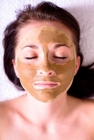 Patient in a physiotherapy practice getting a Rhassoul powder mask