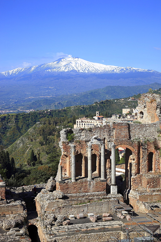 Ruins of the amphitheater, Teatro Antico di Taormina, with a view of volcano Etna, Taormina, Sicily, Italy, Europe