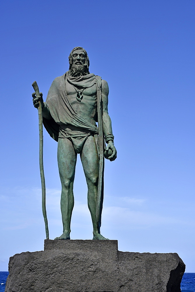 Mencey Statue on the Candelaria Promenade, Statue of Guanchen King Pelinor, Tenerife, Canary Islands, Spain, Europe