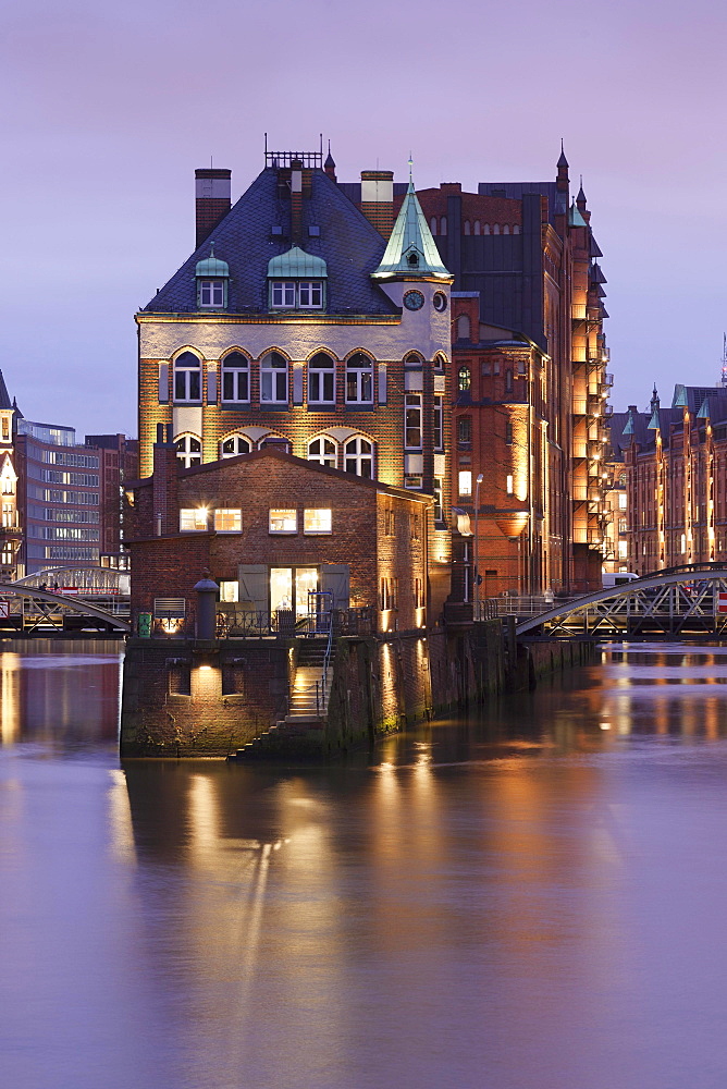 Moated castle, Wasserschloss Fleetschlösschen between Holländischbrookfleet and Wandrahmsfleet, Speicherstadt, Hamburg, Germany, Europe